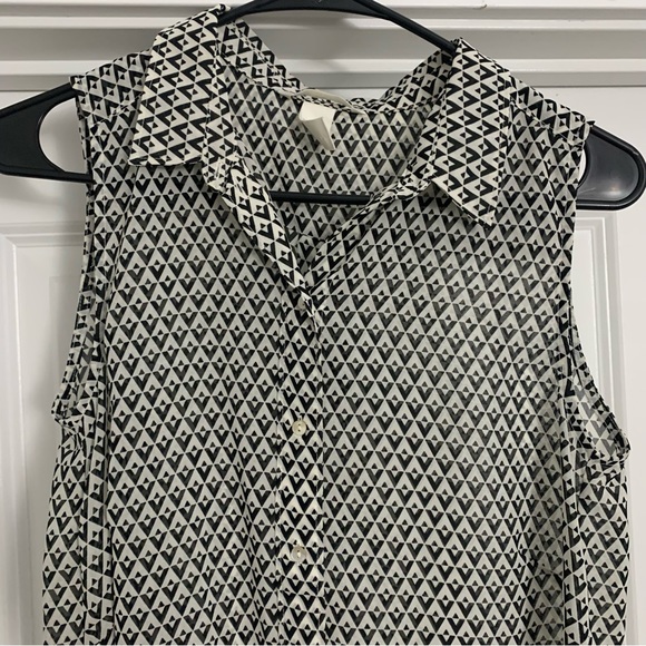 H&M Black & White geometric print hi-low sheer sleeveless button-down. Size 2 - Picture 3 of 15